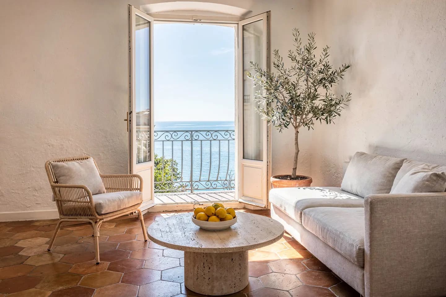 Heller Aufenthalt in einer Wohnung in Nizza, Fenster mit Meerblick geöffnet